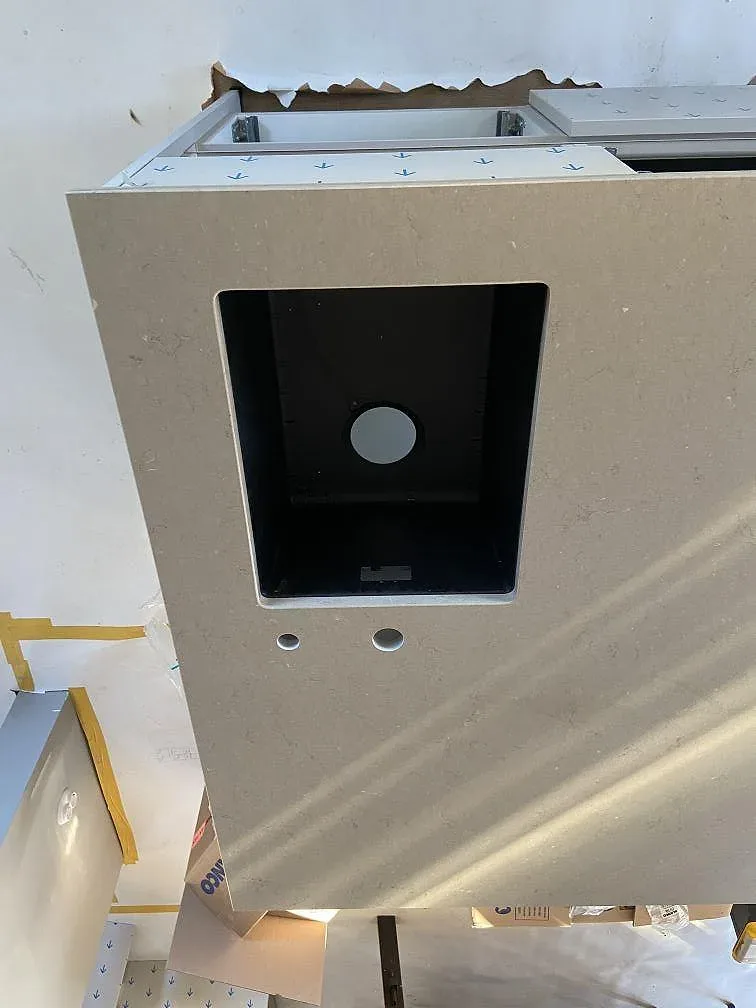 Underlimmad svart Silgranit-diskho i polerad Silestone Coral Clay bänkskiva under montering i ett kök i Tenhult.