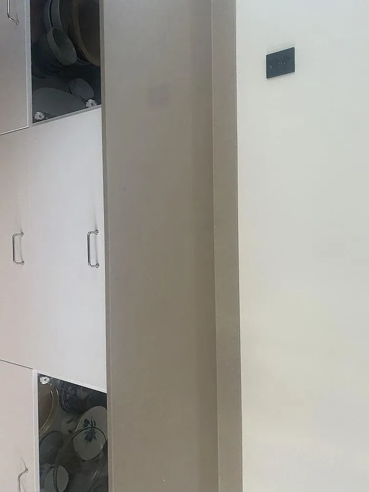 Detalj av köksbänkskiva i varm gråbeige Silestone Coral Clay med stänkkant i ett kök i Trelleborg.