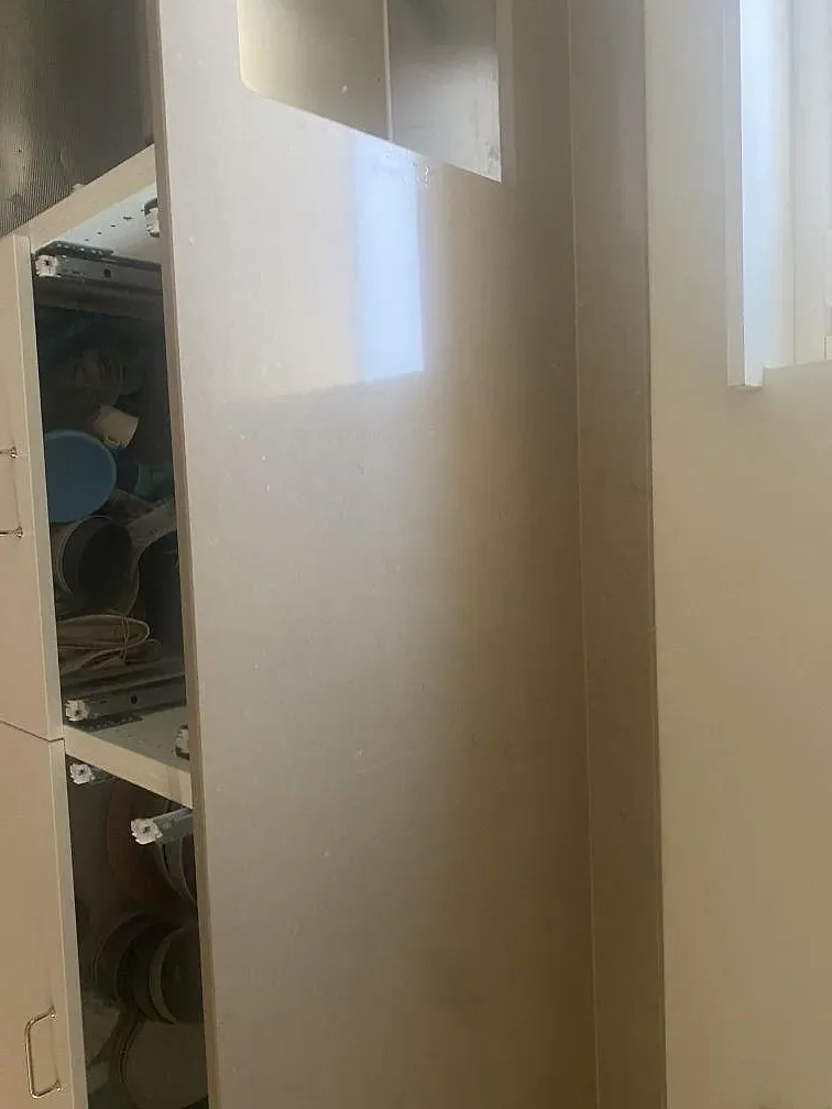 Köksbänkskiva i polerad Silestone Coral Clay med diskhourtag och öppna stommar under montering i Trelleborg.