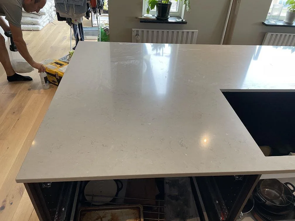 Köksbänkskiva i Silestone Coral Clay under montering med svart hällöppning och arbetsyta i Trelleborg.