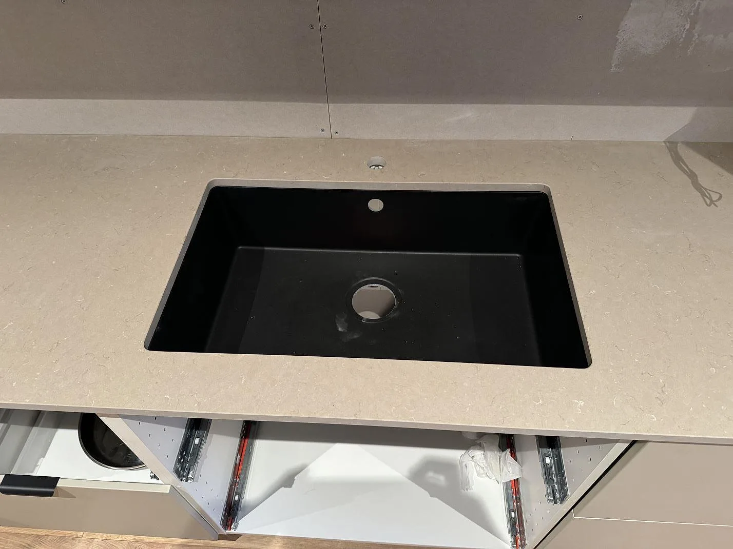 Svart diskho i köksbänkskiva av matt Silestone Coral Clay med låg stänkkant i Trollhättan.