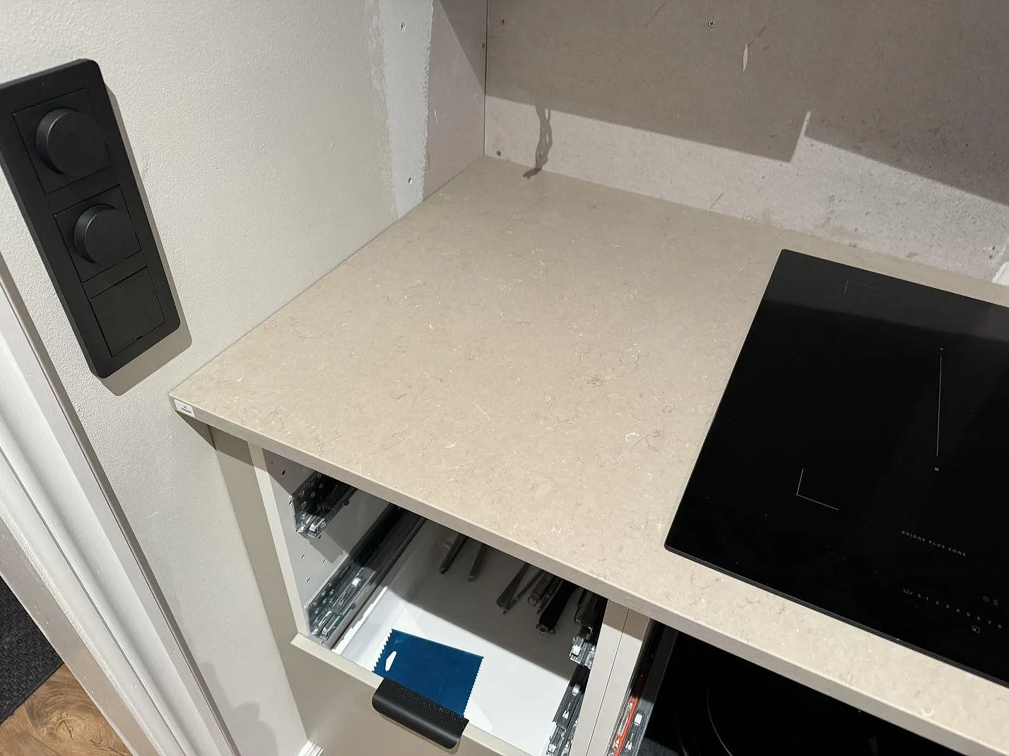 Hälldel i matt Silestone Coral Clay med ljusa köksstommar och låg stänkkant i Trollhättan.