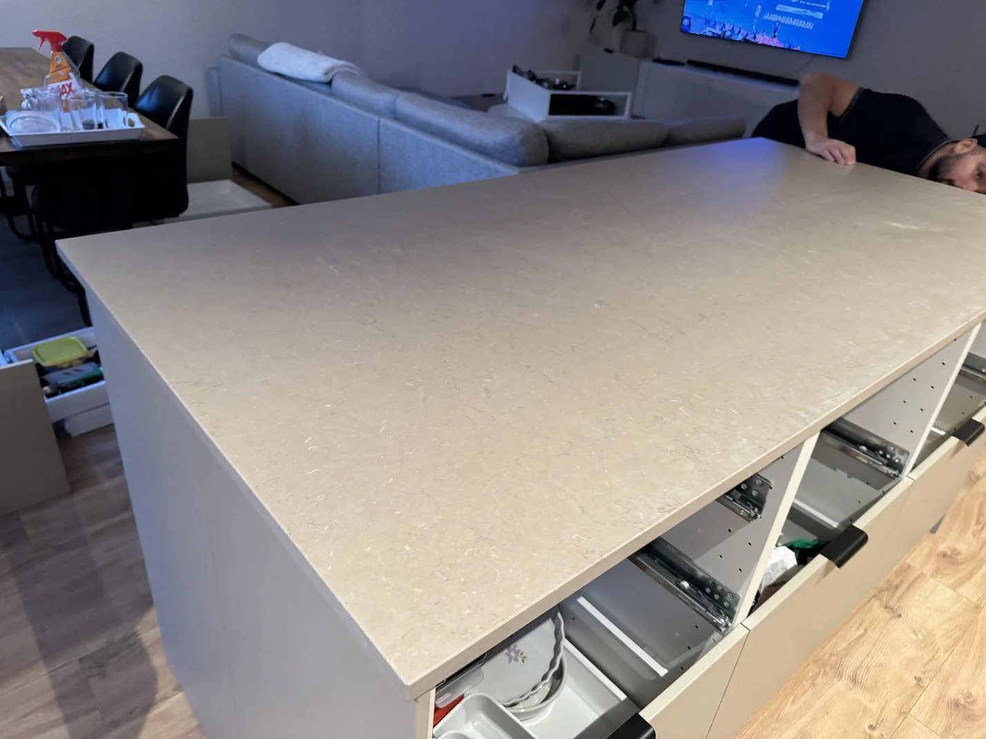 Närbild på köksö i matt Silestone Coral Clay, monterad mot vardagsrum och matplats i Trollhättan.