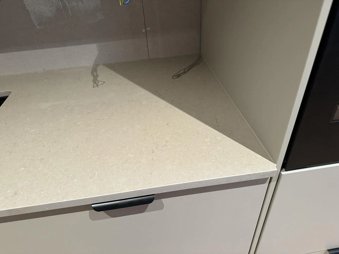Hörndel av köksbänkskiva i matt Silestone Coral Clay med uppvikt stänkkant i Trollhättan.