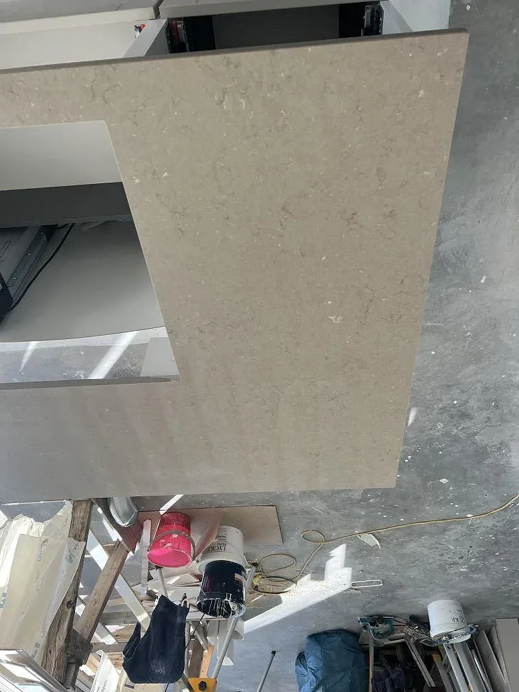 Topvy över installerad köksbänkskiva i greige Silestone Coral Clay under montering i Ucklum.