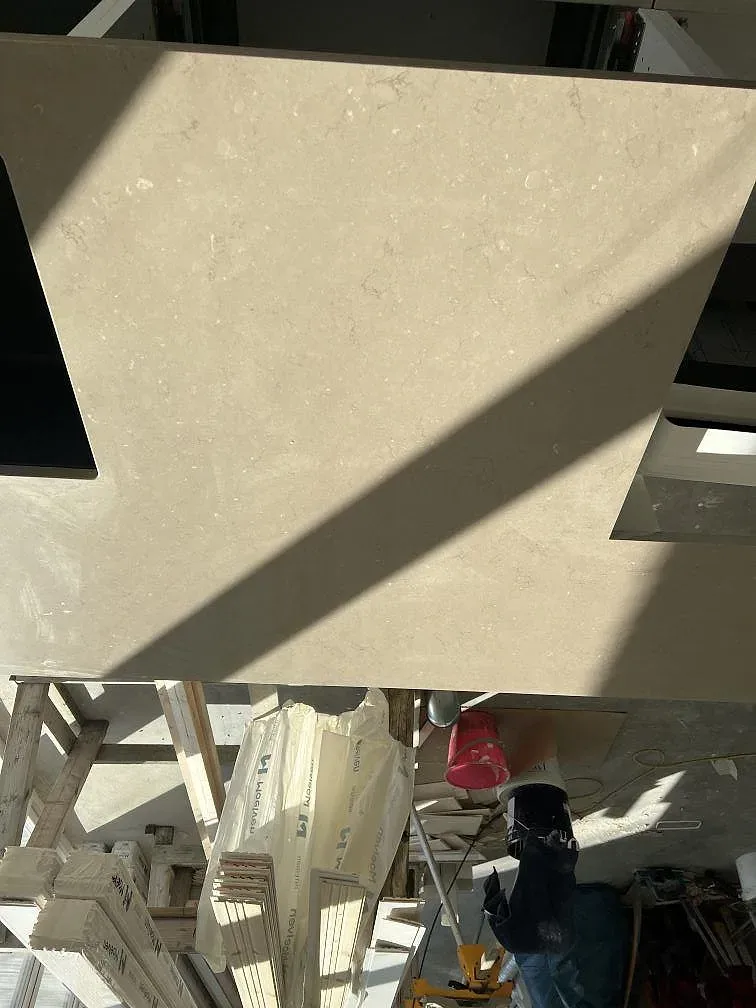 Polerad Silestone Coral Clay med ljus spräcklighet och skuggspel över köksbänken i Ucklum.