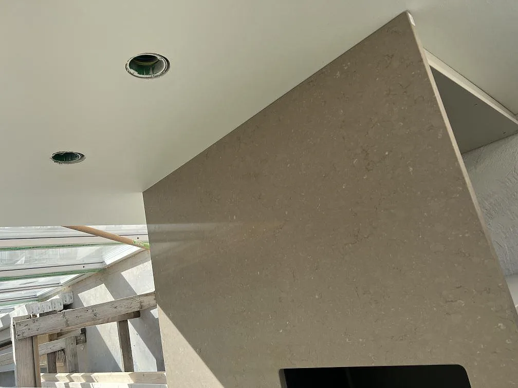 Detalj av den polerade kanten på Silestone Coral Clay ovanför diskhon i köket i Ucklum.