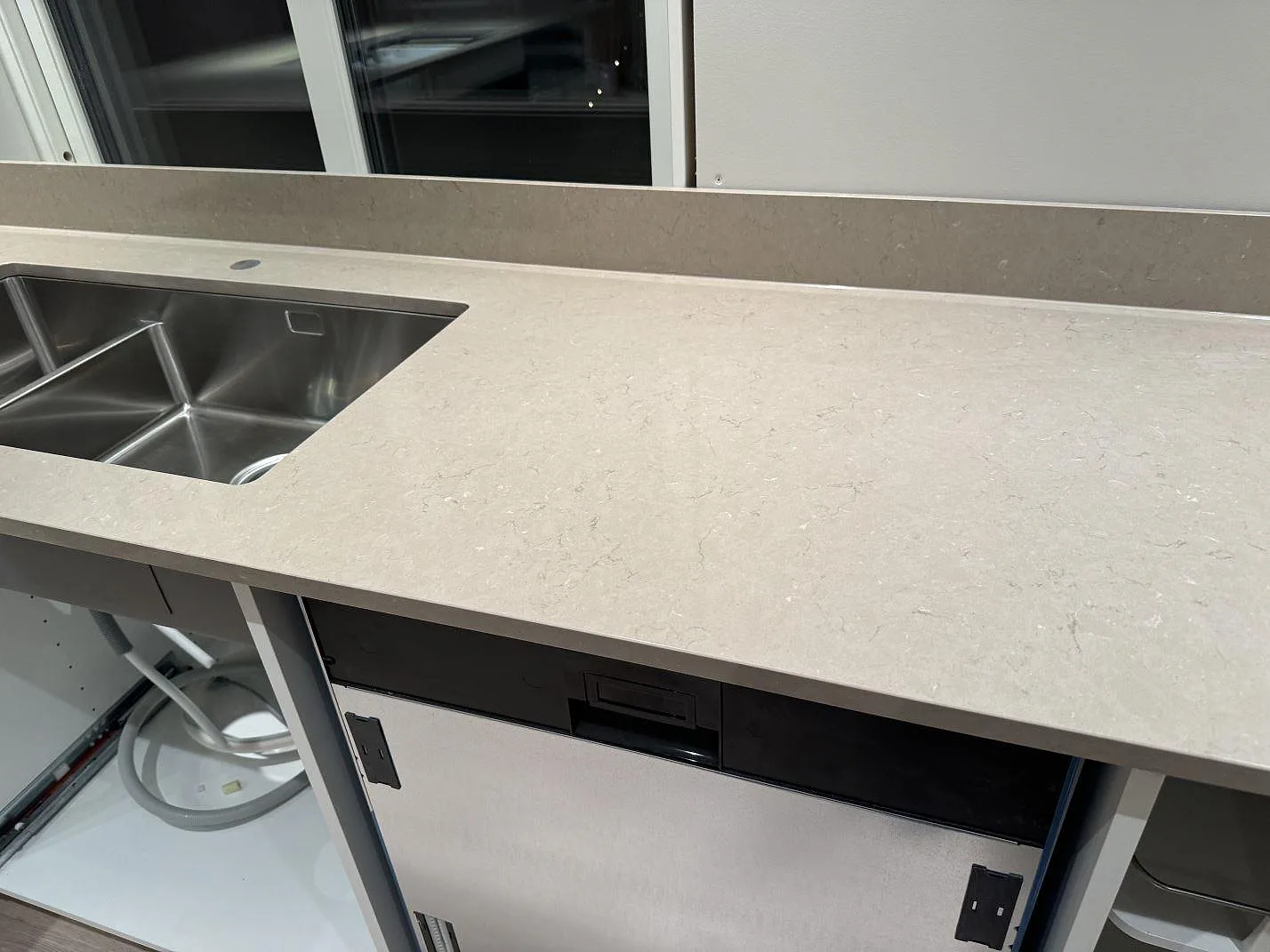 Köksbänkskiva i polerad Silestone Coral Clay med underlimmad rostfri diskho och stänkkant i Uddebo.