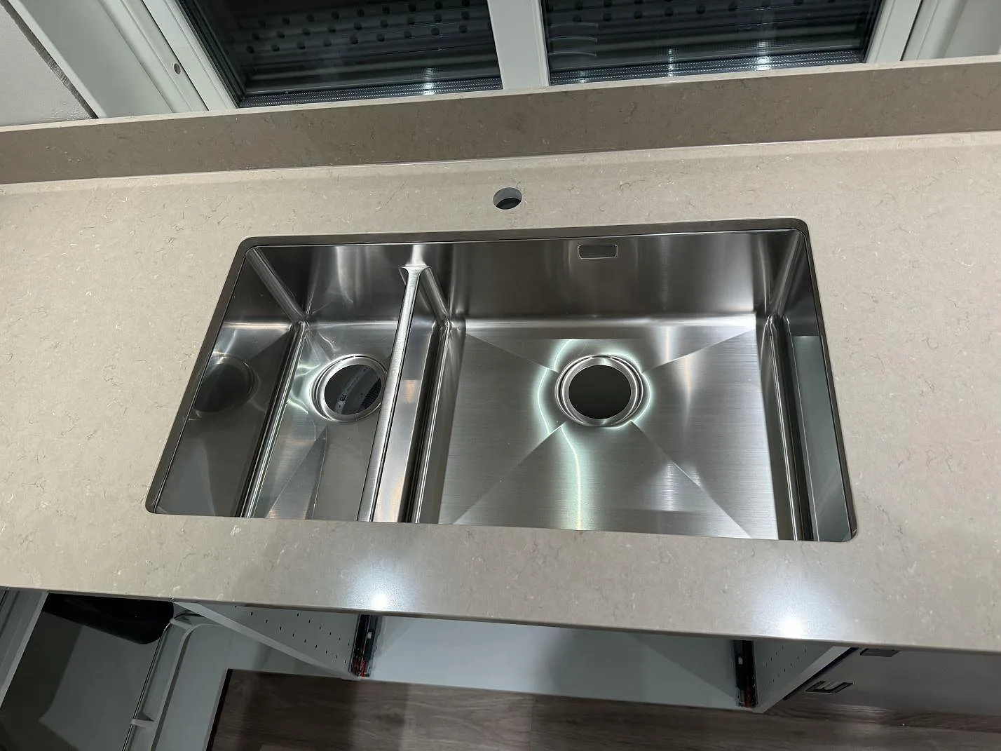 Dubbel underlimmad rostfri diskho i en polerad Silestone Coral Clay köksbänkskiva i Uddebo.