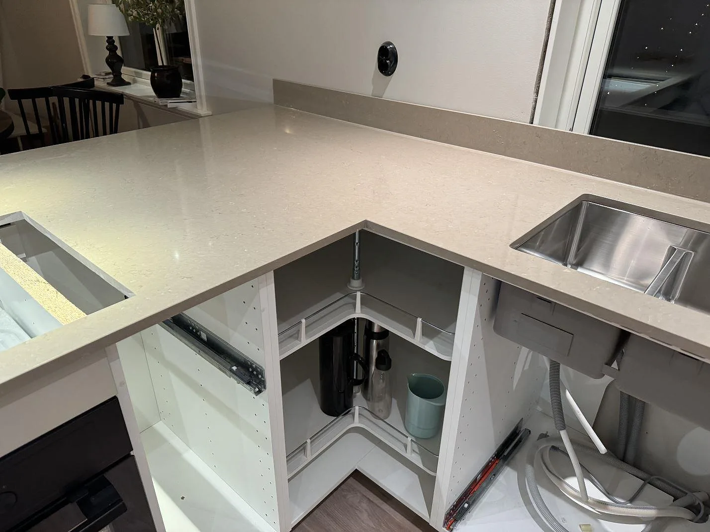L-formad köksbänkskiva i polerad Silestone Coral Clay med stänkkant och underlimmad rostfri diskho i Uddebo.