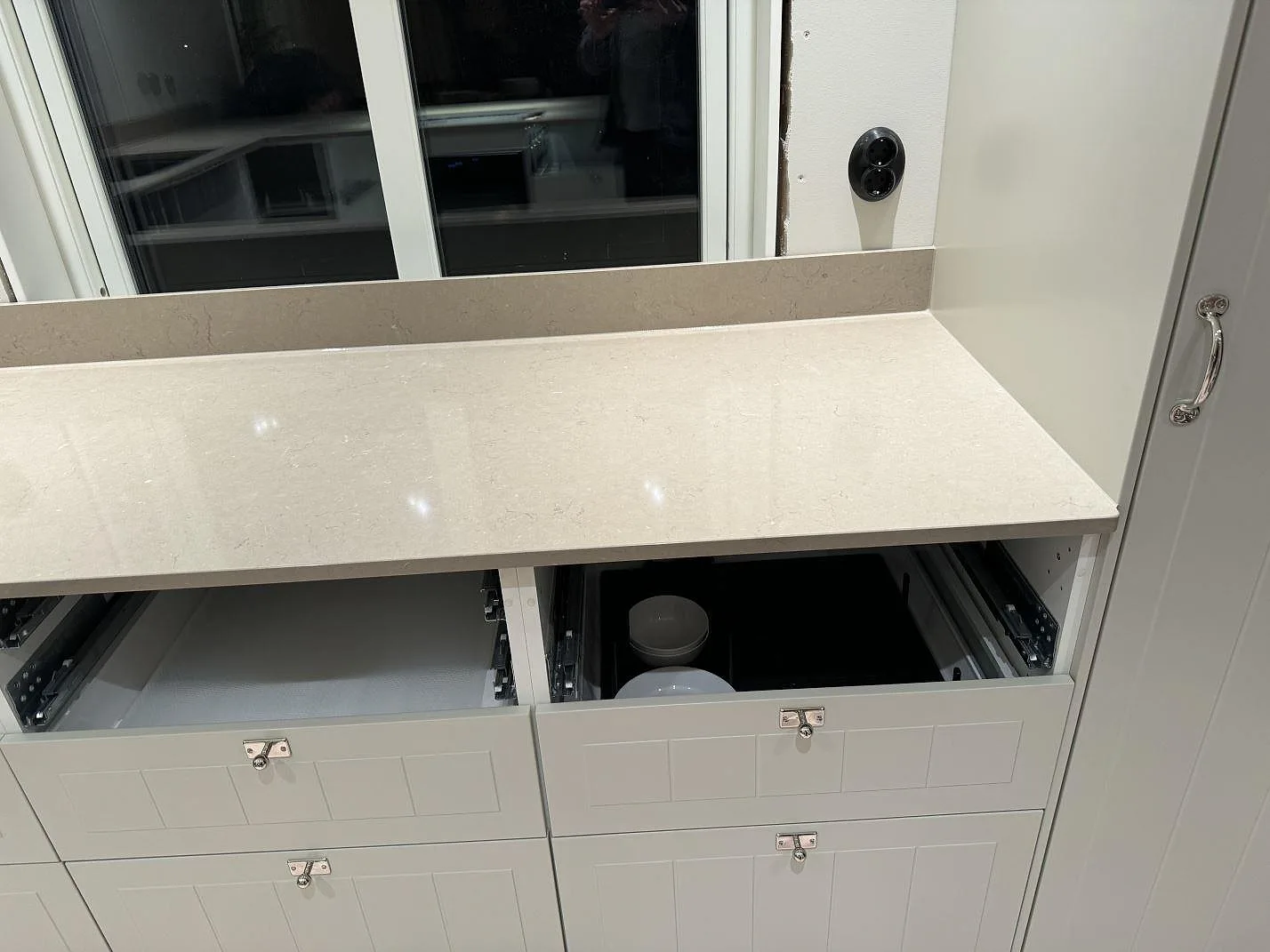 Rak köksbänkskiva i polerad Silestone Coral Clay med 12 mm stänkkant vid fönster i Uddebo.