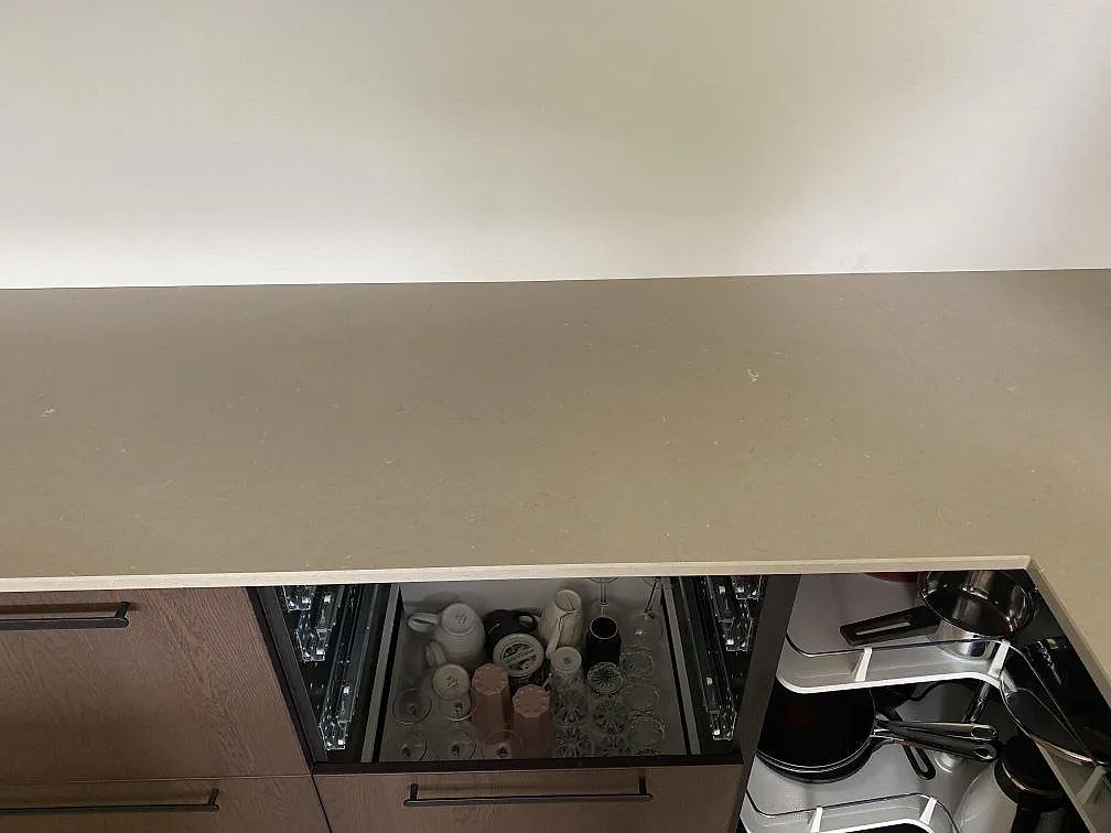 Lång köksbänkskiva i polerad Silestone Coral Clay kvartskomposit sedd ovanifrån i ett kök i Uddevalla.
