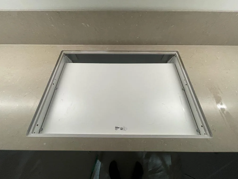 Förberedd hällöppning i en matt köksbänkskiva av Silestone Coral Clay med matchande stänkskydd i Uppsala.
