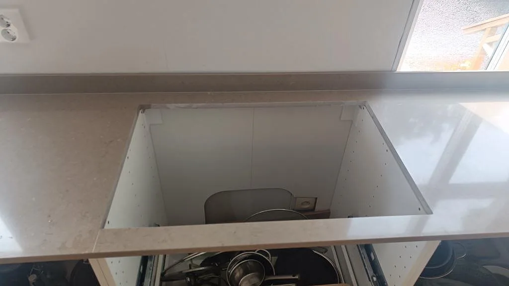 Urtag i gråbeige Silestone Coral Clay kompositbänkskiva med blank yta och låg stänkkant i väckelsång.