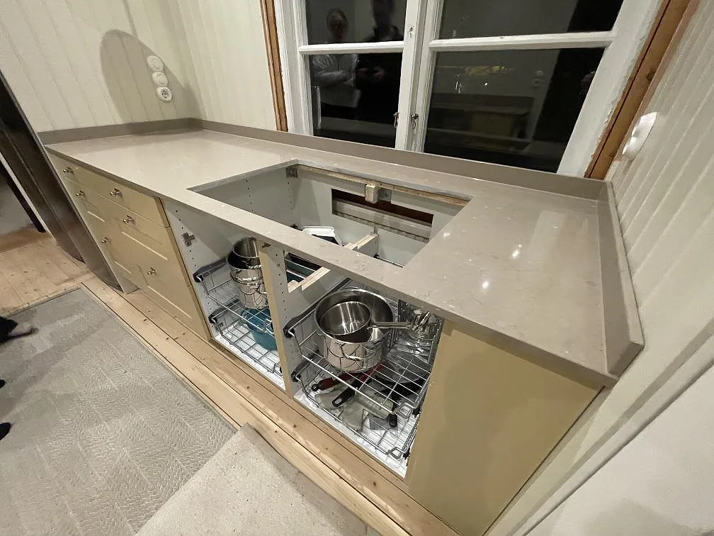 Urtagning för häll i en polerad Silestone Coral Clay köksbänkskiva ovanför utdragslådor i ett kök i Västerås.