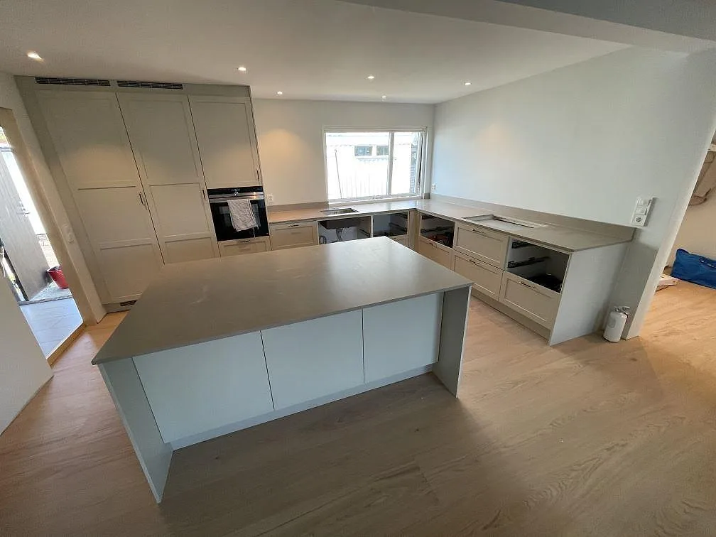 Köksbänkskiva i Silestone Coral Clay, matt Mocka-finish, med stor köksö och väggbänk i ett kök i Västra Frölunda.