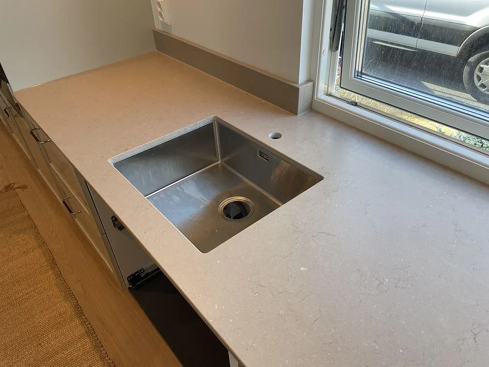 Köksbänkskiva i Silestone Coral Clay, matt Mocka-finish, med underlimmad rostfri diskho vid fönster i Västra Frölunda.