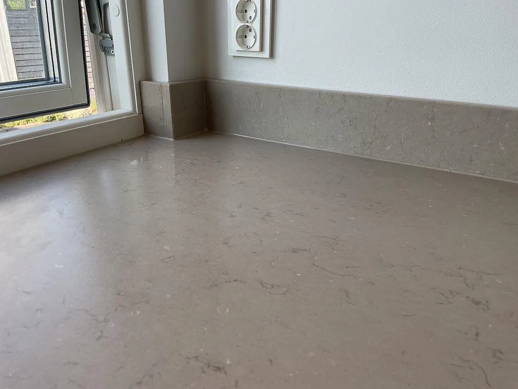 Närbild av matt Silestone Coral Clay komposit med uppvikt stänkkant och diskret struktur i Västra Frölunda.
