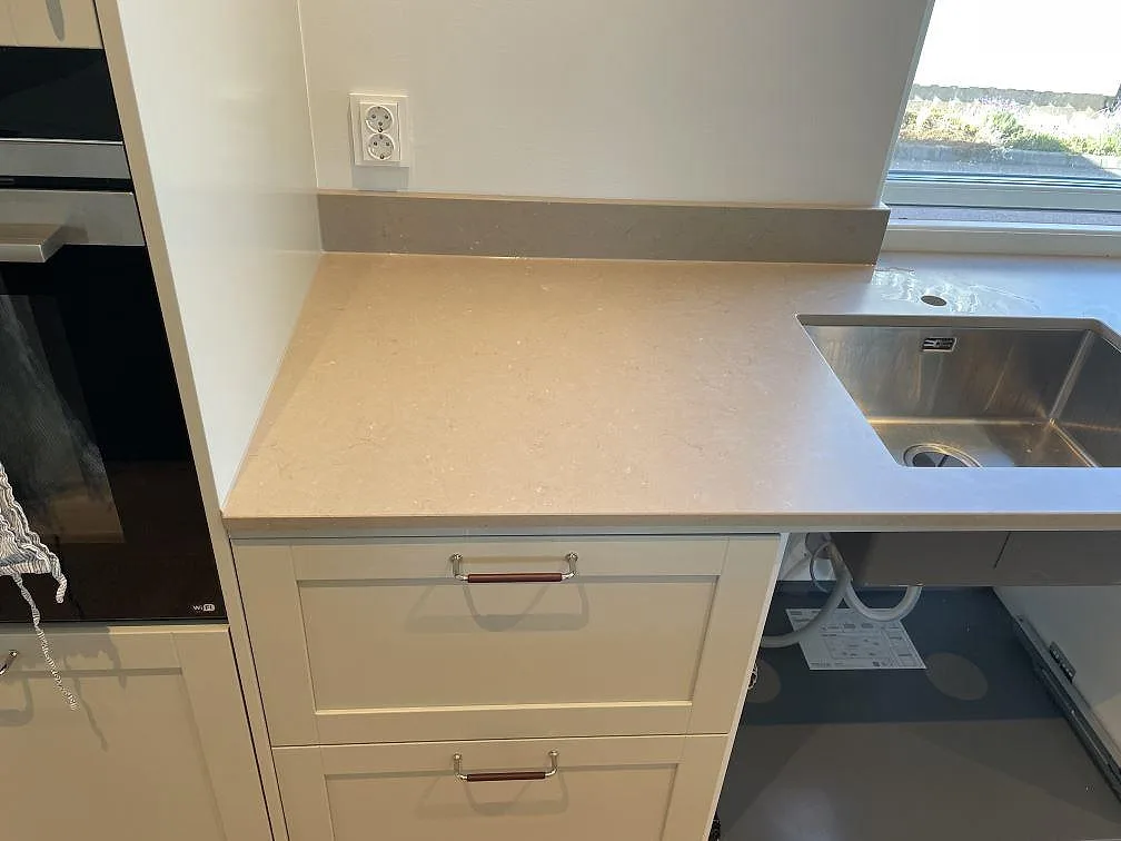 Väggbänk i Silestone Coral Clay med matt yta, underlimmad rostfri diskho och stänkkant i Västra Frölunda.