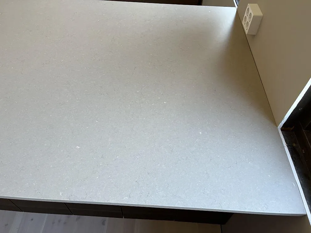 Närbild på bänkskiva i Silestone Coral Clay, matt cappuccino-greige kvartskomposit med fin struktur, i ett kök i Växjö.
