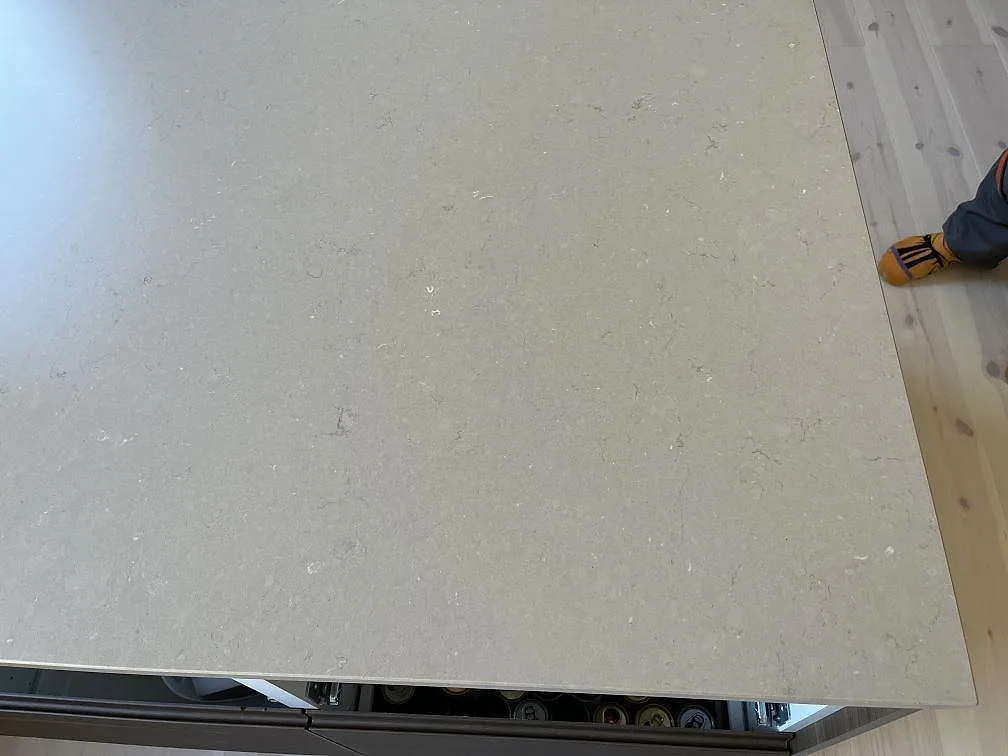 Köksbänkskiva i Silestone Coral Clay med mjuk matt yta och avrundad kant i ett kök i Växjö.