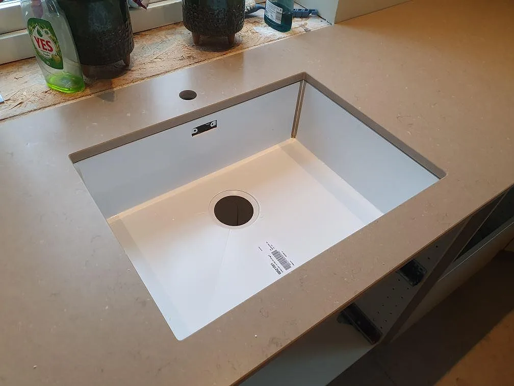 Närbild på diskho i en köksbänkskiva av Silestone Coral Clay, 20 mm Mocka, i Vallentuna.