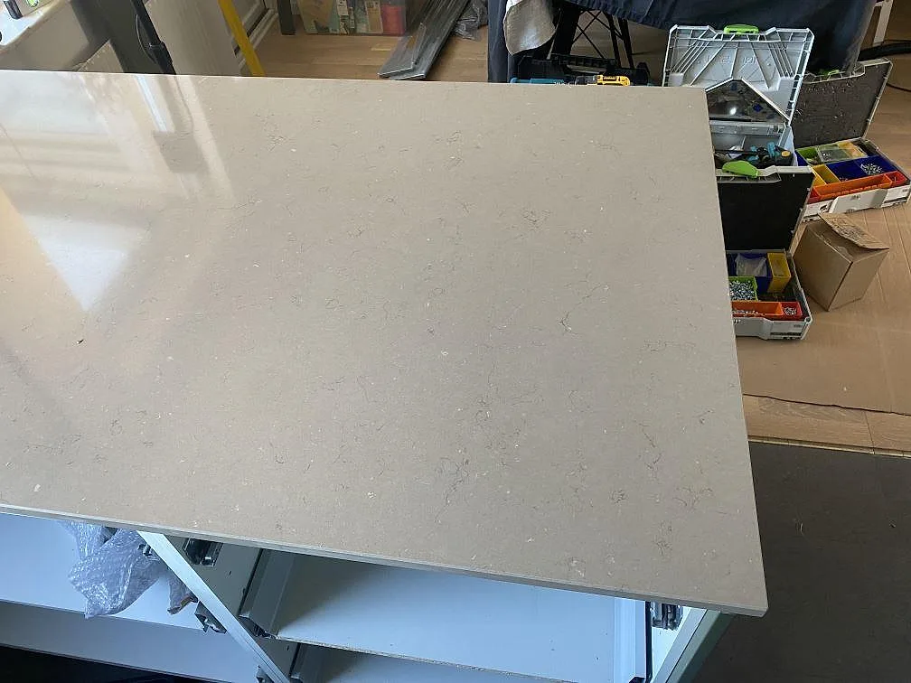 Köksbänkskiva i Silestone Coral Clay i Vellinge med urtag för diskho och uppvikt stänkskydd i samma sten, fotat under montering.