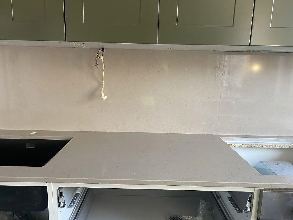 Topvy av polerad köksbänkskiva i Silestone Coral Clay med diskret ådring i komposit i ett kök i Vellinge.