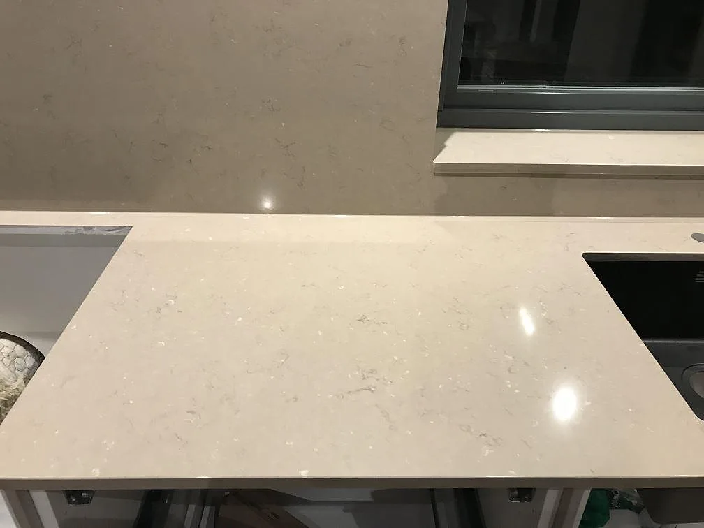 Köksbänkskiva i Silestone Coral Clay med underlimmad diskho och polerad fönsterbänk i samma sten i ett kök i Vrigstad.