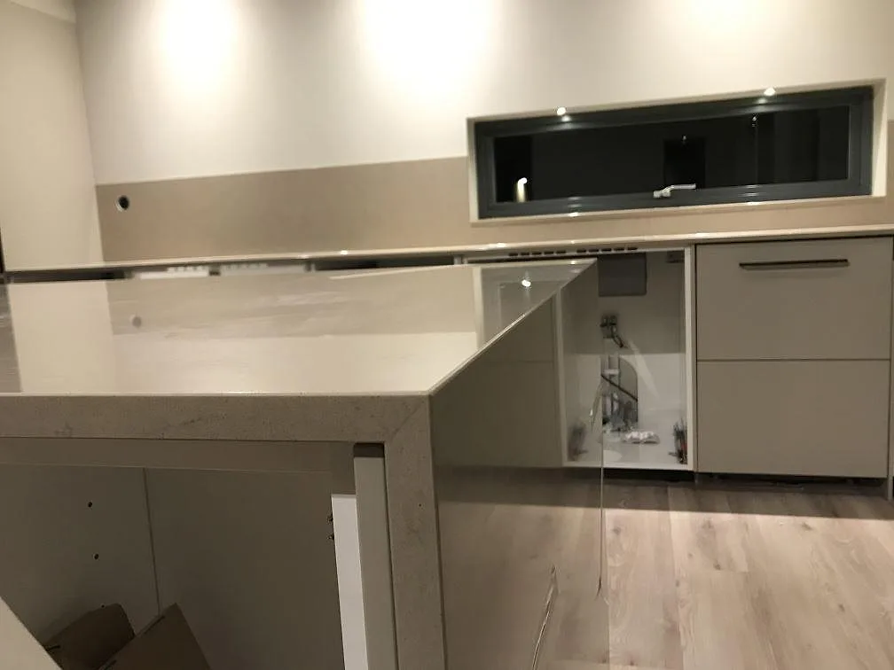 Köksbänkskiva i Silestone Coral Clay, polerad varm greige kvartskomposit, installerad under montering i ett kök i Vrigstad.