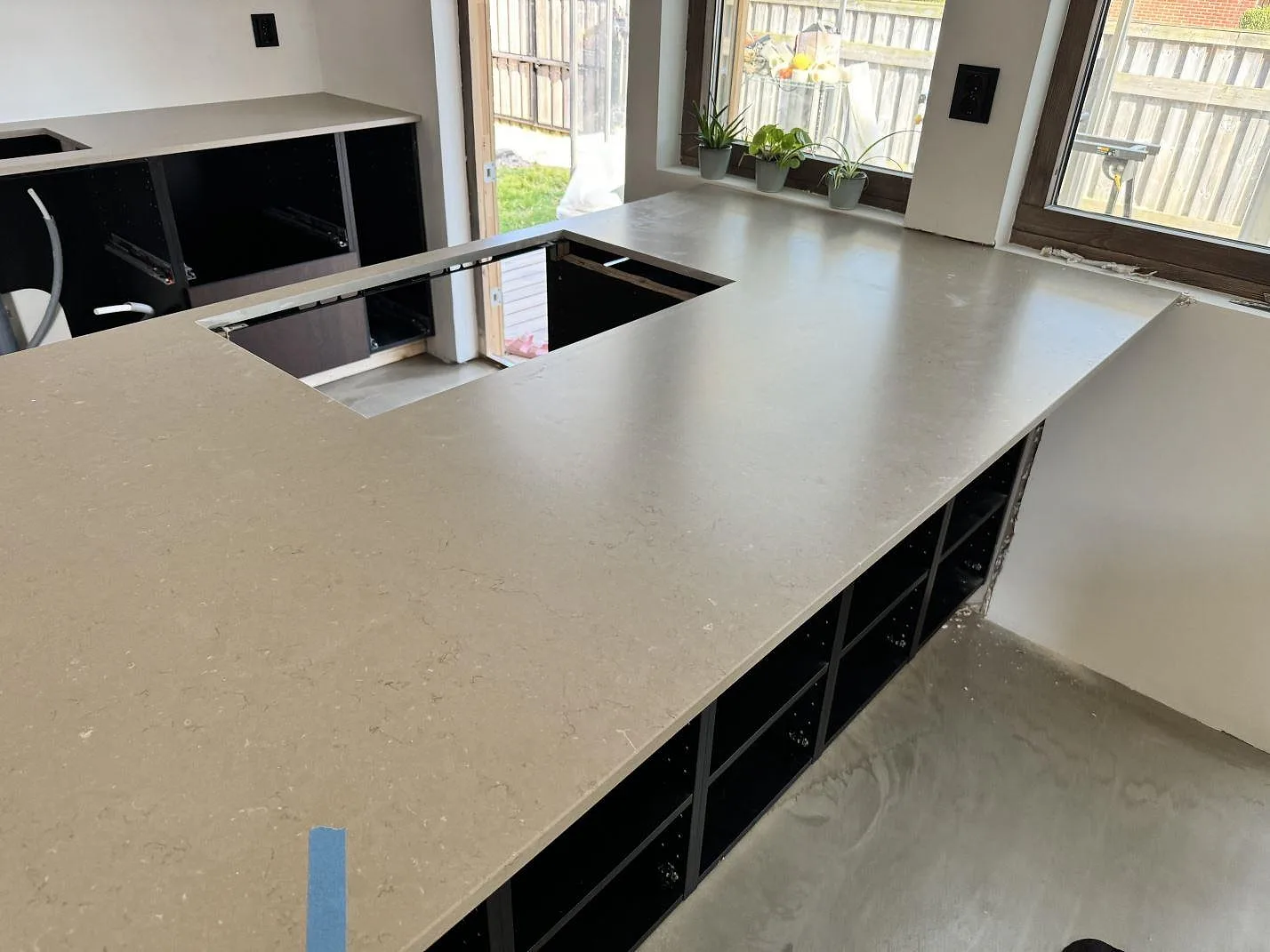 Stor köksyta i Silestone Coral Clay, Mocka, med matt komposityta, öppna stommar och urtag i ett kök i Ystad.