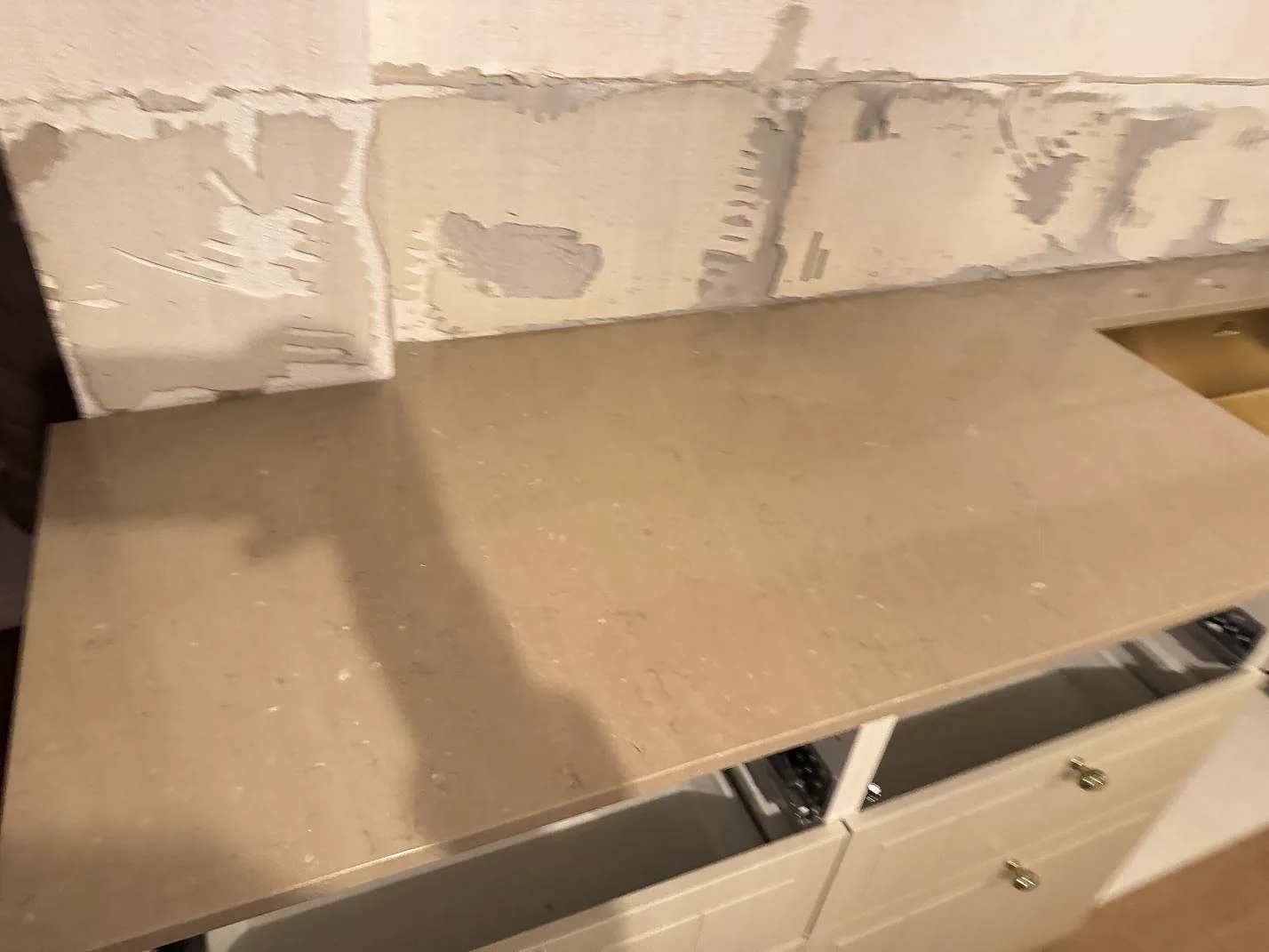Detaljbild av polerad Silestone Coral Clay-bänkskiva med synlig stenstruktur och diskhozonen i Ystad.