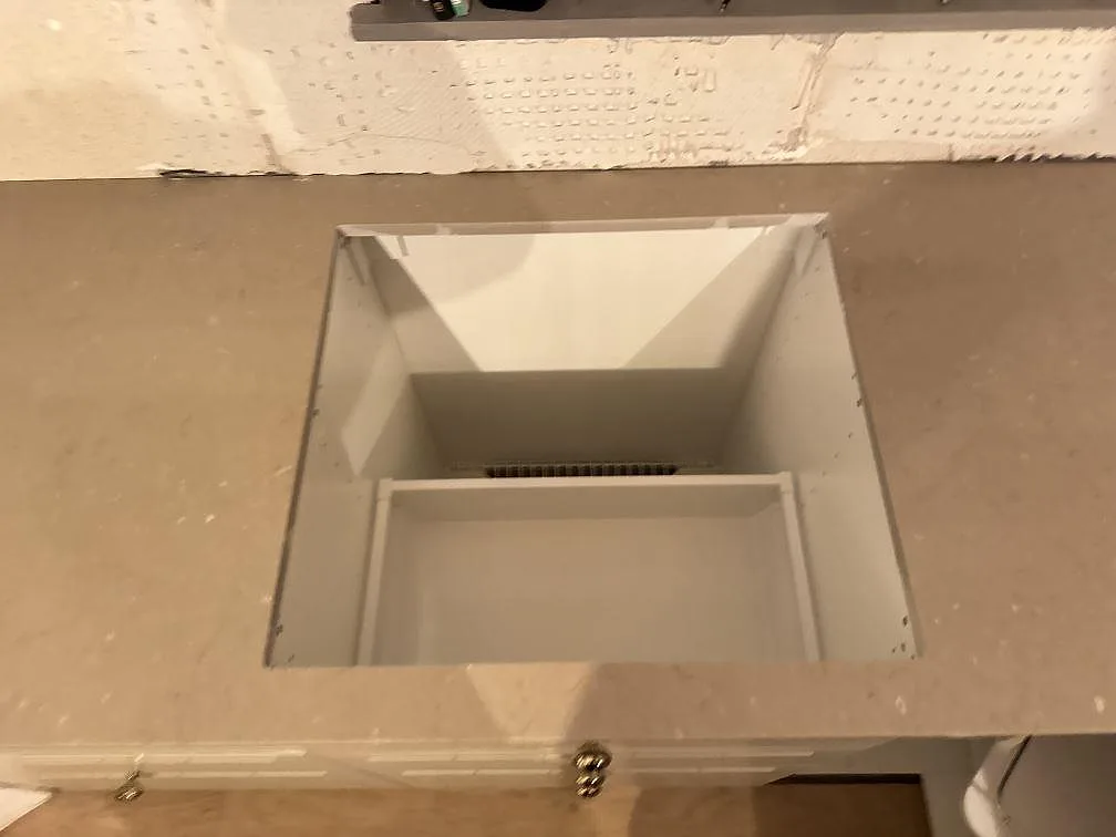 Detalj av rektangulärt hälluttag i 20 mm polerad Silestone Coral Clay-köksbänkskiva i Ystad.