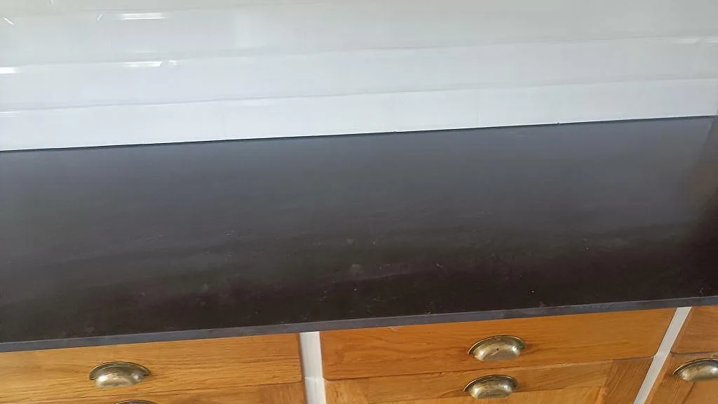 Närbild på matt yta och framkant i Silestone Corktown, Mocka, monterad som köksbänkskiva i Blentarp.