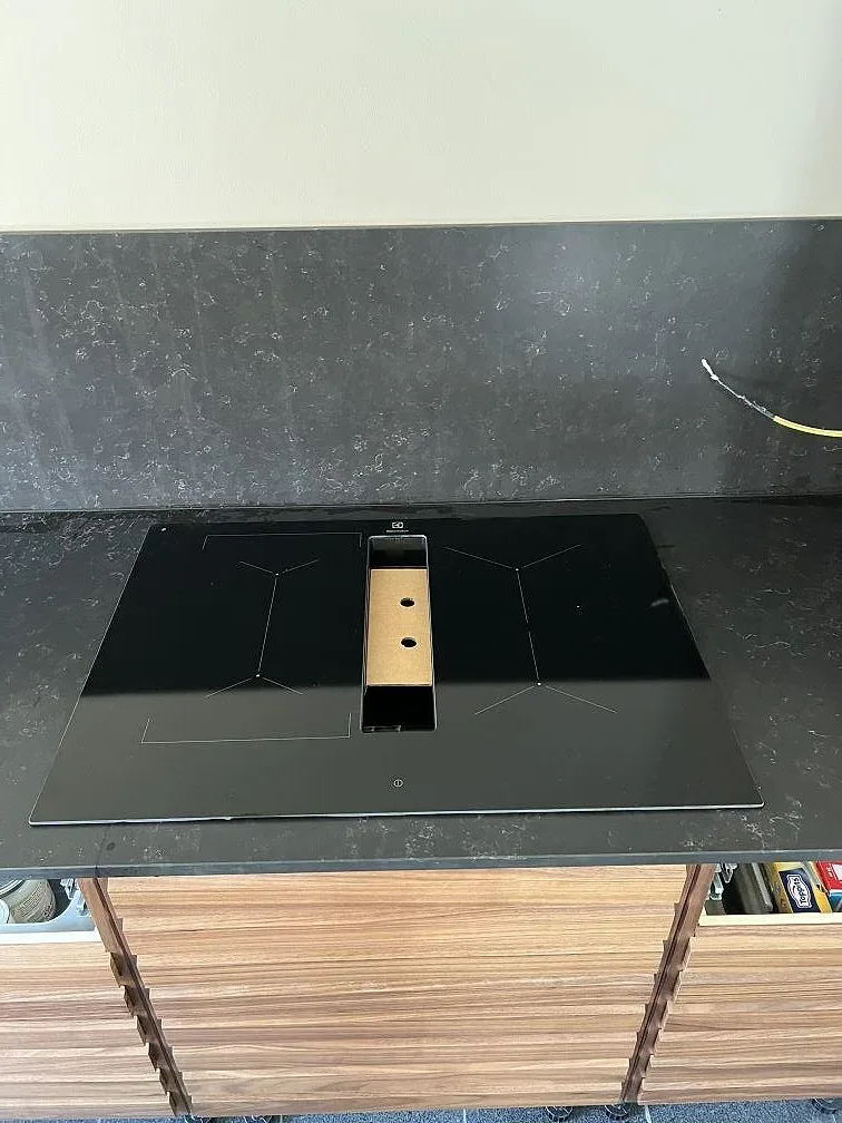 Närbild på matt Silestone Corktown-bänkskiva med svart häll och mörkt stänkskydd i Lomma.