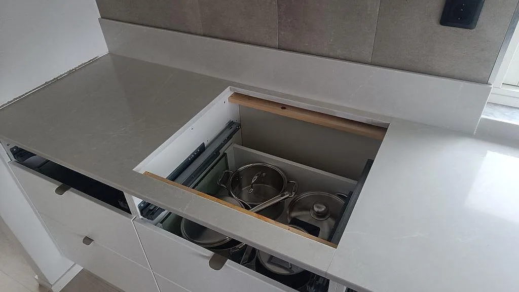 Närbild på Silestone Desert Silver i polerad kvartskomposit med rektangulärt urtag och lågt stänkskydd under montering i Ängelholm.