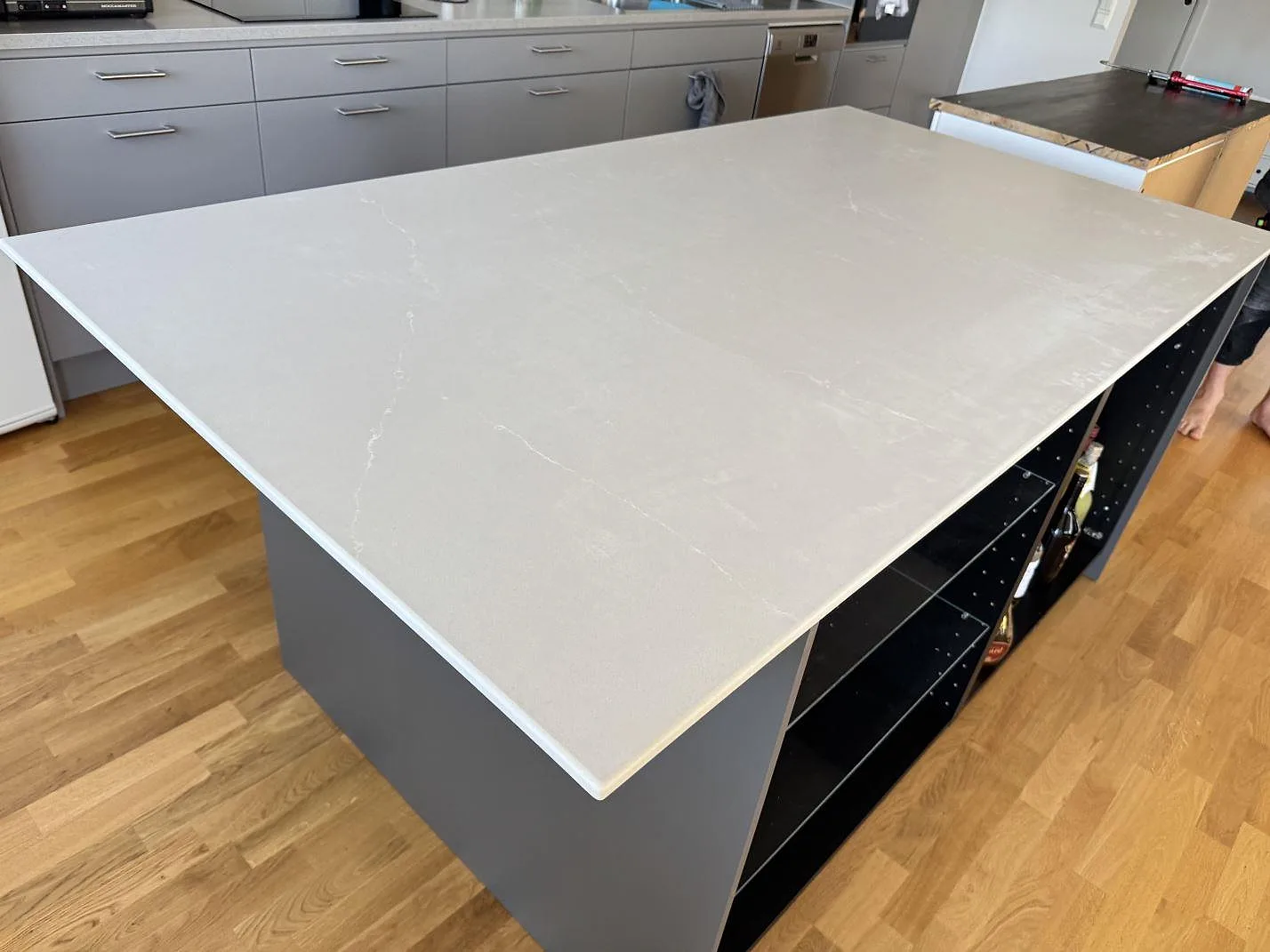 Närbild av köksöskiva i Silestone Desert Silver kvartskomposit, matt Mocka, där den ljusa ytan och kantprofilen syns i ett kök i Alingsås.