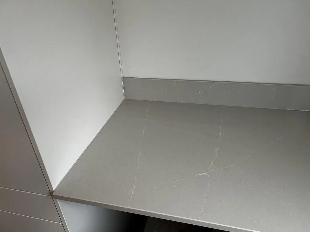 Detaljbild av Silestone Desert Silver bänkskiva med polerad yta och låg stänkkant i Halmstad.