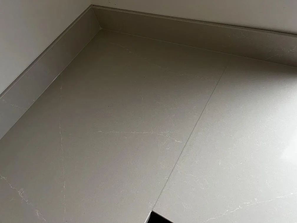 Närbild på fog och ådring i polerad Silestone Desert Silver bänkskiva med uppvikt kant i Halmstad.