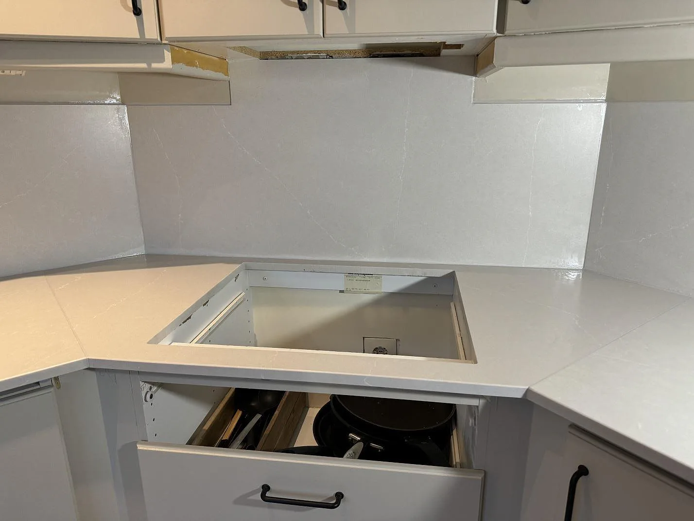 Köksbänkskiva i Silestone Desert Silver, Mocka, med sinkuttag och matchande stänkskydd i ett kök i Hovås.