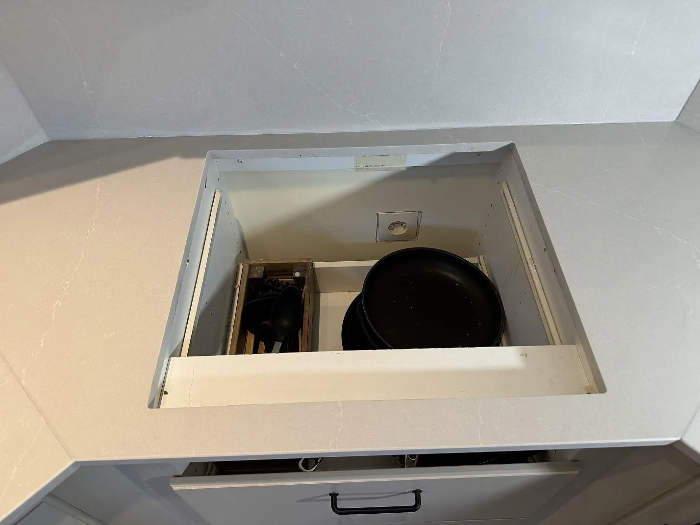 Detalj av sinkuttag i Silestone Desert Silver bänkskiva, Mocka, med ljus komposityta och stänkskydd i Hovås.