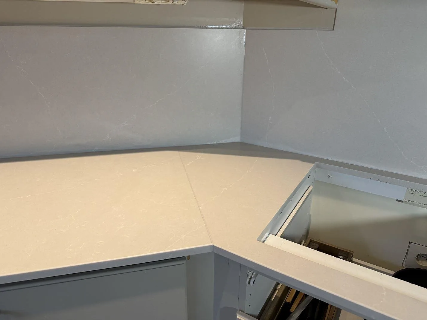 Hörndetalj av Silestone Desert Silver köksbänkskiva i Mocka med sinkuttag och matchande väggskiva i Hovås.