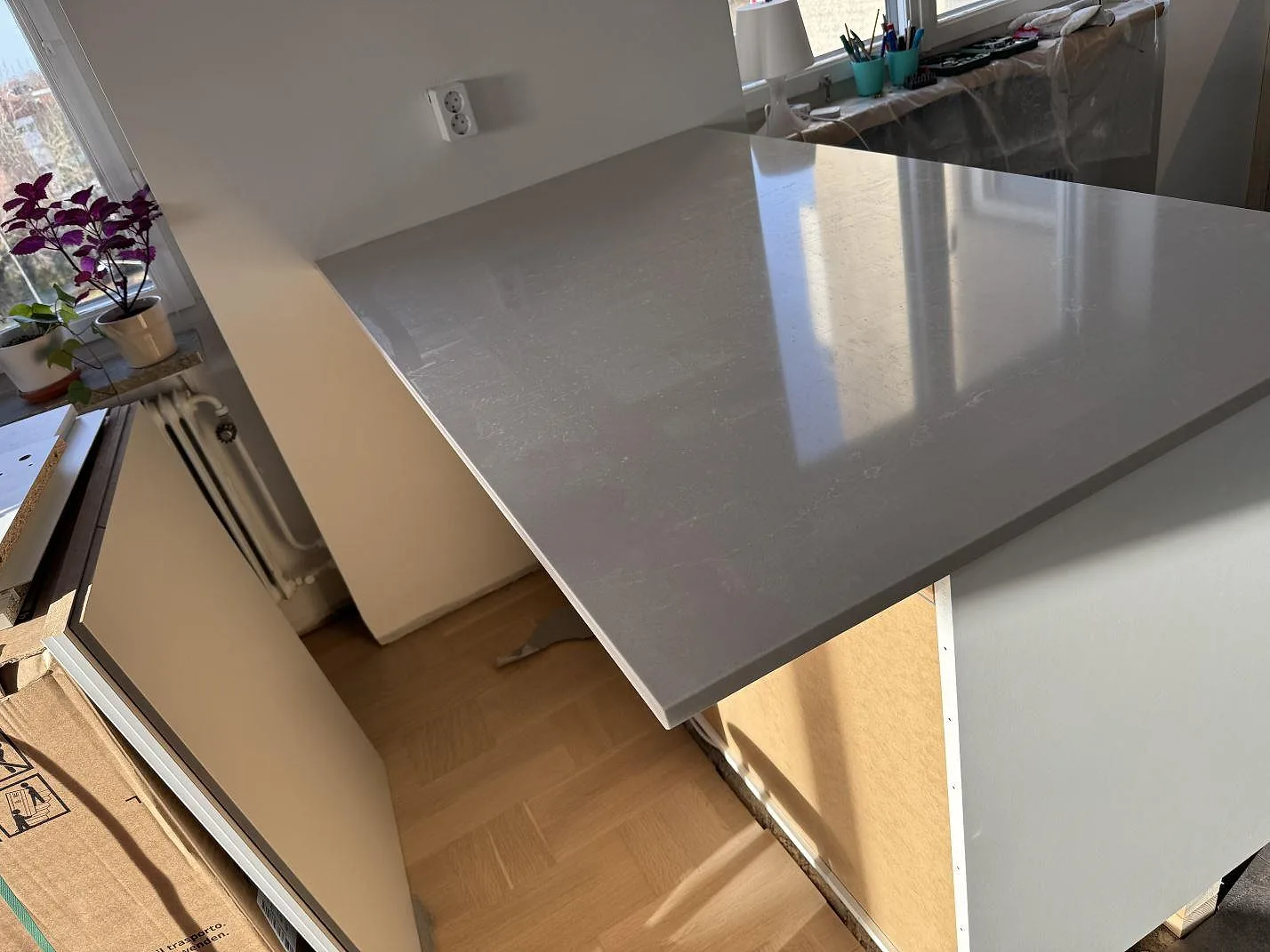 Blankpolerad yta och fasad kant på Silestone Desert Silver som köksbänkskiva vid fönster i Malmö.