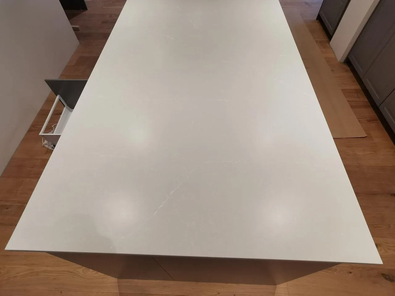Köksö i ljusgrå Silestone Desert Silver, matt Mocka med diskret ådring, sedd ovanifrån i ett kök i Skivarp.