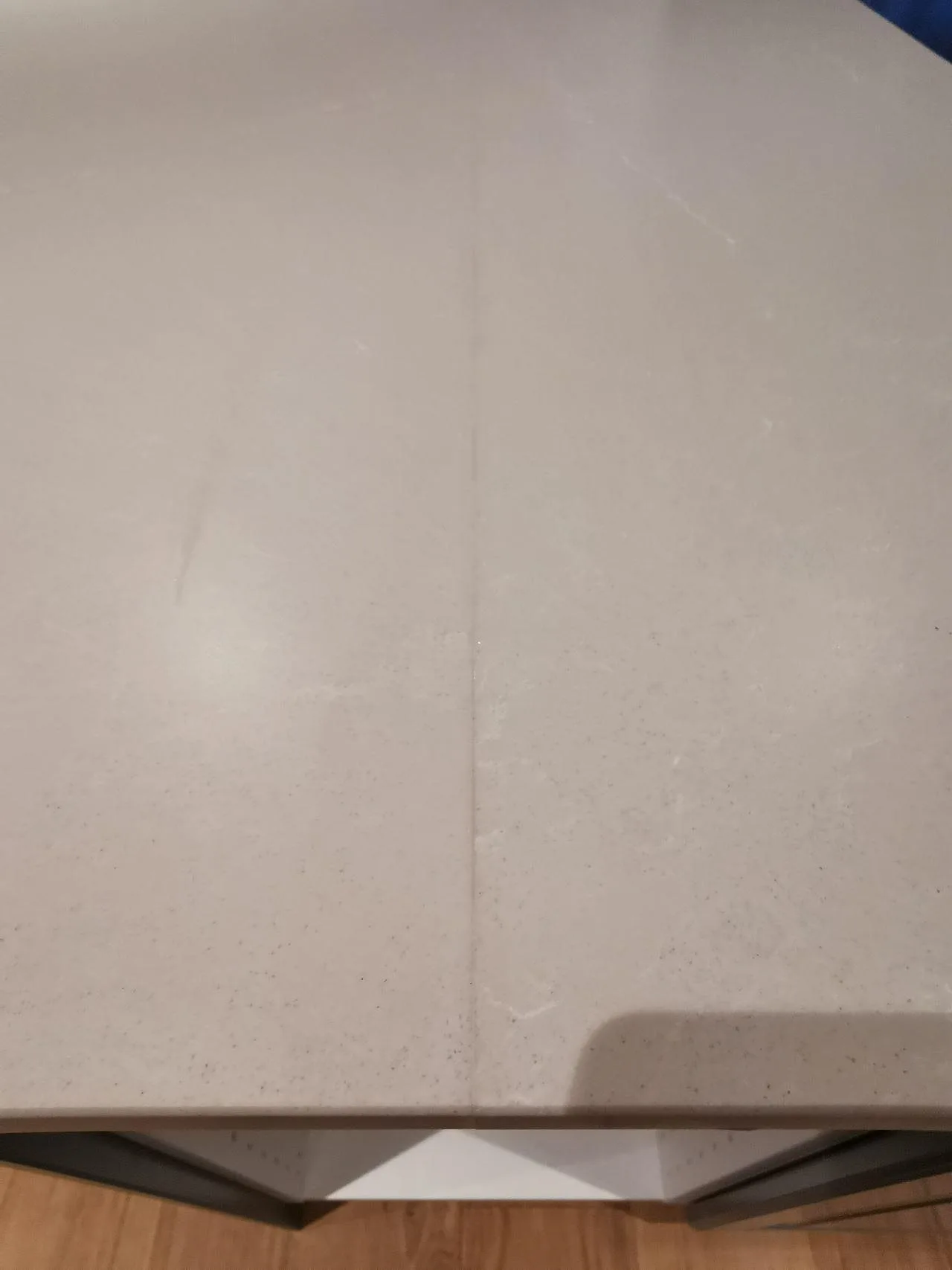 Närbild på ådringen i den matta ytan Silestone Desert Silver Mocka på en köksö i Skivarp.