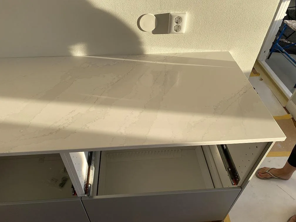 Närbild på den polerade ytan och Calacatta-ådringen i en köksbänkskiva av Silestone Eternal Calacatta Gold i Halmstad.