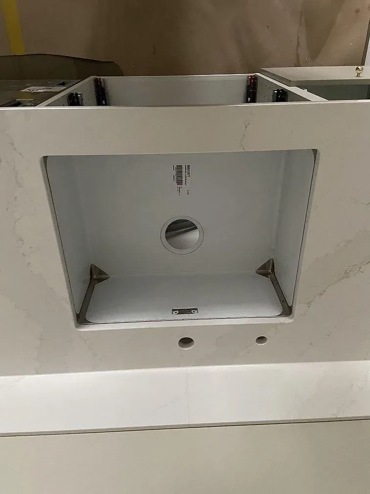 Underlimmad rostfri Blanco Claron-diskho i polerad Silestone Eternal Calacatta Gold-bänkskiva i ett kök i Malmö.