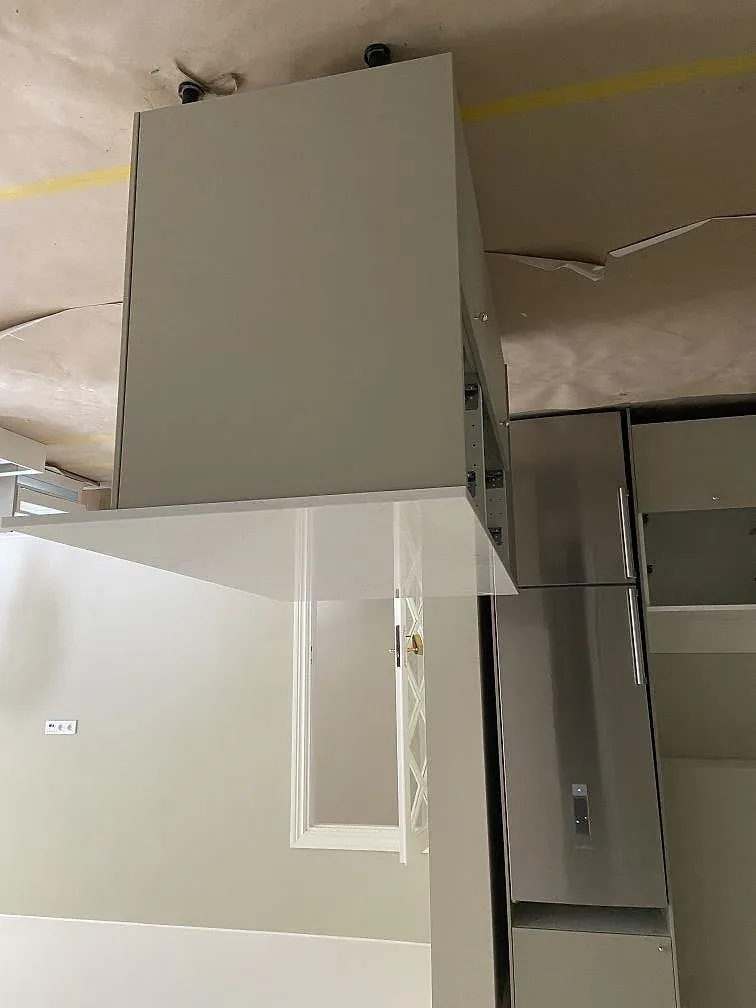 Kök i Malmö med köksö och bänkskivor i vit Silestone Eternal Calacatta Gold, fotat under montering.