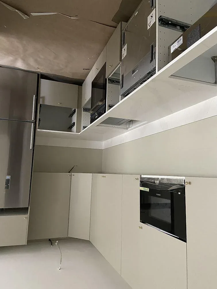 Bänkrad i Silestone Eternal Calacatta Gold med håltagning för häll och inbyggnadsugn i ett kök i Malmö.