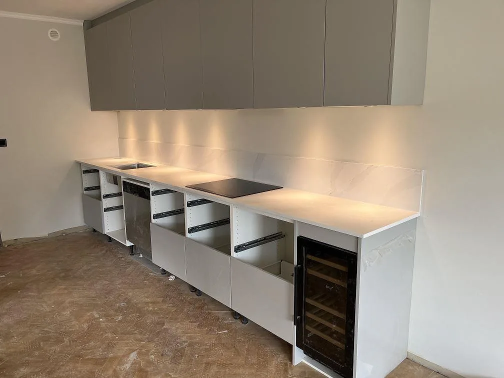 Underlimmad rostfri diskho i en köksbänkskiva av polerad Silestone Eternal Calacatta Gold i Malmö.